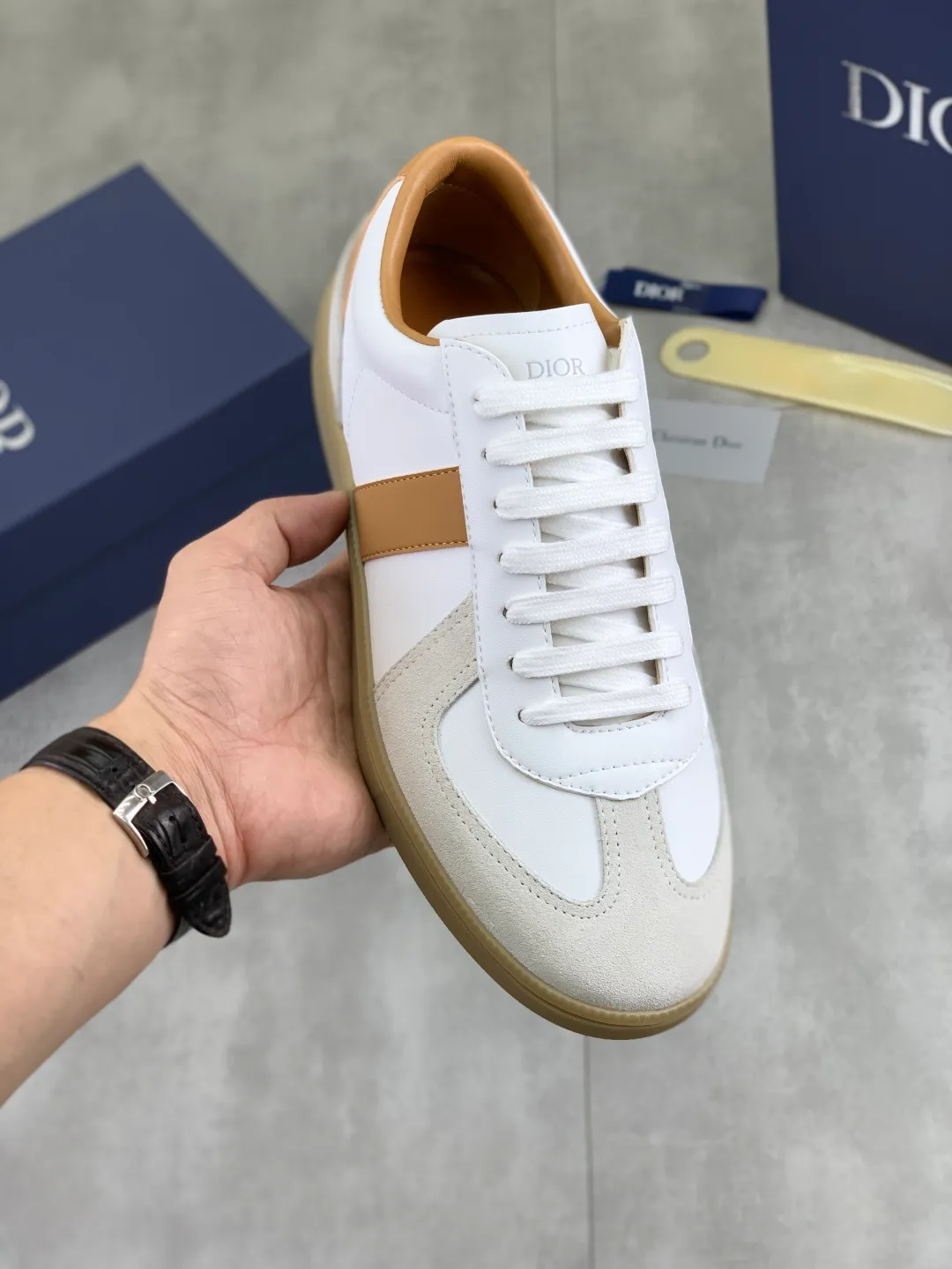 Men's shoes 💰P360 New Dior B01 moral training shoes, white first-layer cowhide, original molded outsole. New to the fall collection, this sneaker marks the return of a Dior classic, reinterpreted in a stylish and elegant silhouette. Crafted from white smooth first-grain cowhide with a tonal silk sheepskin lining, it features the Dior logo on the tongue and inner sides, and a CD icon on the heel. Paired with Tpu anti-slip soles of the same color, it can be matched with various styles to create a sophisticated look.  Code number: 38-44